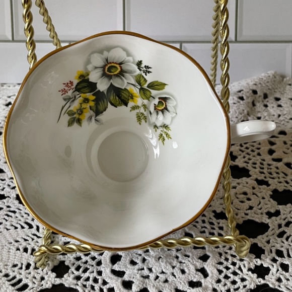 Royal Albert Tea Cup and Saucer White Dogwood Yellow Flower and green leave Bone - Picture 10 of 12